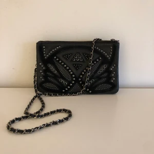 Berenice Väska  - Handväska från märket Berenice. Köpt i Paris för ~160€, bra skick och man får plats med mycket i väskan. Köparen står för frakt 