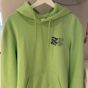 Neongrön superskön hoodie från H&M. Använts några få gånger men är i super gott skick!! Färgen är mer stark i verkligheten. 
