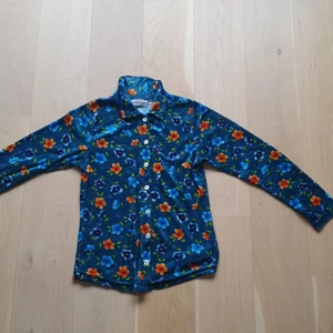 Skjorta gammaldags  - Superfin skjorta i skönt material med blommor på. Lite sammet känsla. Fint skick. Blågrön