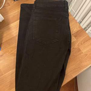 Svarta skinny jeans från lager 157. Strl S. Hör av er vid eventuella frågor 🌸💕
