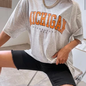 Oversized T-shirt  - Säljer denna jätte bekväma men samtidigt snygga oversized T-shirt då jag inte längre har någon större användning för den! Köpte för 129 men säljer för 29! HELT SJUKT ATT NÄSTAN ALLT PÅ MIN SIDA SÄLJS FÖR UNDER 30 KR🚨🚨🥳🥳🥳🥳❤️❤️Kolla in den 