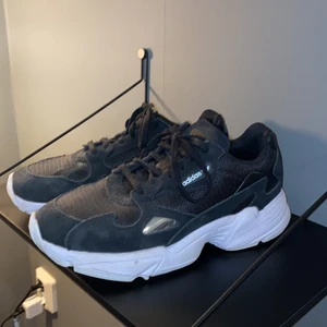 Sneakers Adidas - Falcon Sneakers Adidas, använda 2-3 gånger. Storlek 38 2/3.