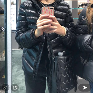 Maje väska - Säljer denna superfina maje väska! Den är köpt i majes butik i marbella (la cañada) kvitton finns! Den är i superfint skick💕köpt för 2200kr, priset kan diskuteras!