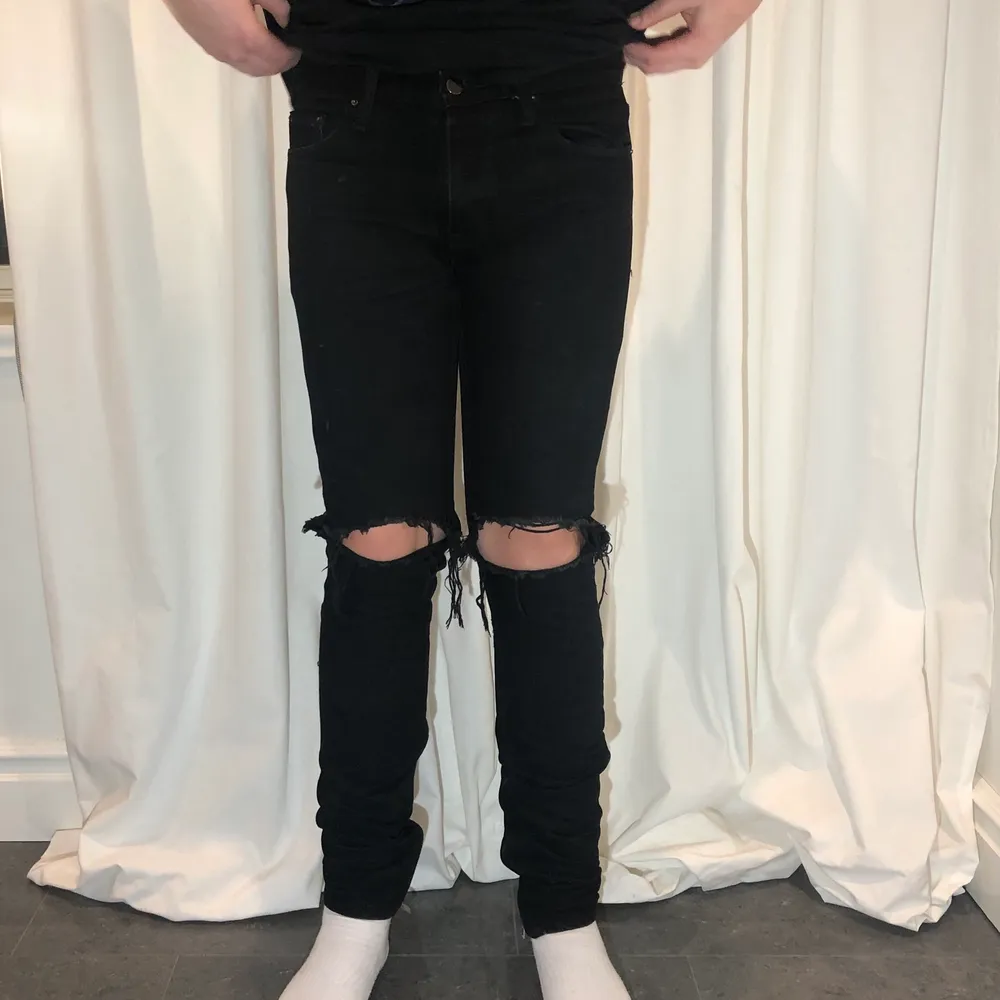 Säljer ett par svarta jeans med hål på knäna från det amerikanska märket mnml. Dragkedja vid benslut. Fint begagnat skick.. Jeans & Byxor.