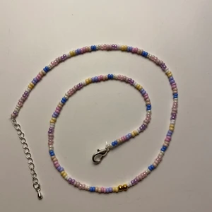 Pärlat halsband  - Säljer dessa supergulliga pärlade, handgjorda halsband! Bandet är elastiskt men det är även ett knäppe på det💕 superfint att styla till andra halsband eller bara för sig. Skriv för frågor, intresse eller för fler bilder 💗