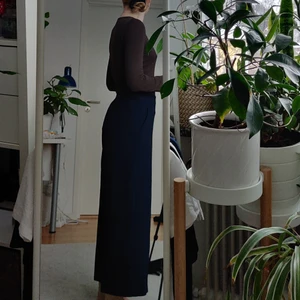 Blåa culottebyxor/cropped wideleg - Marinblåa culottebyxor från Kappahl köpta 2020. Storlek S, passar även till M (midjemått för outsträckt resår är 80 cm Typ av plagg: köpta som culottebyxor, jag skulle beskriva som cropped wideleg kostymbyxor Egenskaper och detaljer: marinblå, resårmidja, stretchiga, sidorfickor, ej genomskinliga Märke: Kappahl Material/komposition: 63% polyester, 33% viskos, 4% elastan Skick: Använda endast ett fåtal gånger (ungefär 10), i mycket bra skick