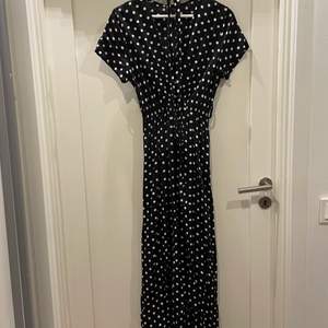 superfin vintage klänning i svart-vitt prickigt mönster💃 köptes på 90talet (mammas gamla🤗) säljer då den inte riktigt är min stil! jag är 170cm och den går ända ner till marken! suuuuperfin att ha på sommaren med några fina sommarklackar😍