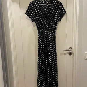 vintage klänning i prickigt mönster  - superfin vintage klänning i svart-vitt prickigt mönster💃 köptes på 90talet (mammas gamla🤗) säljer då den inte riktigt är min stil! jag är 170cm och den går ända ner till marken! suuuuperfin att ha på sommaren med några fina sommarklackar😍