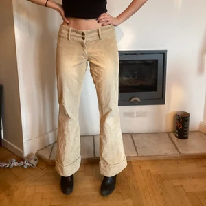 Manchesterbyxor  - Lågmidjade och utsvängda manchesterbyxor! Köpta här på plick men tyvärr lite för stora för mig. En av skärpskårorna håller på att lossna (kan skicka bild vid intresse) men lätt att sy på, och i  övrigt gott skick.💛 Innerbenslängd: 81 cm (men kan sprättad upp till längre) 💛 Midjemått (tvärs över): 41,5 cm