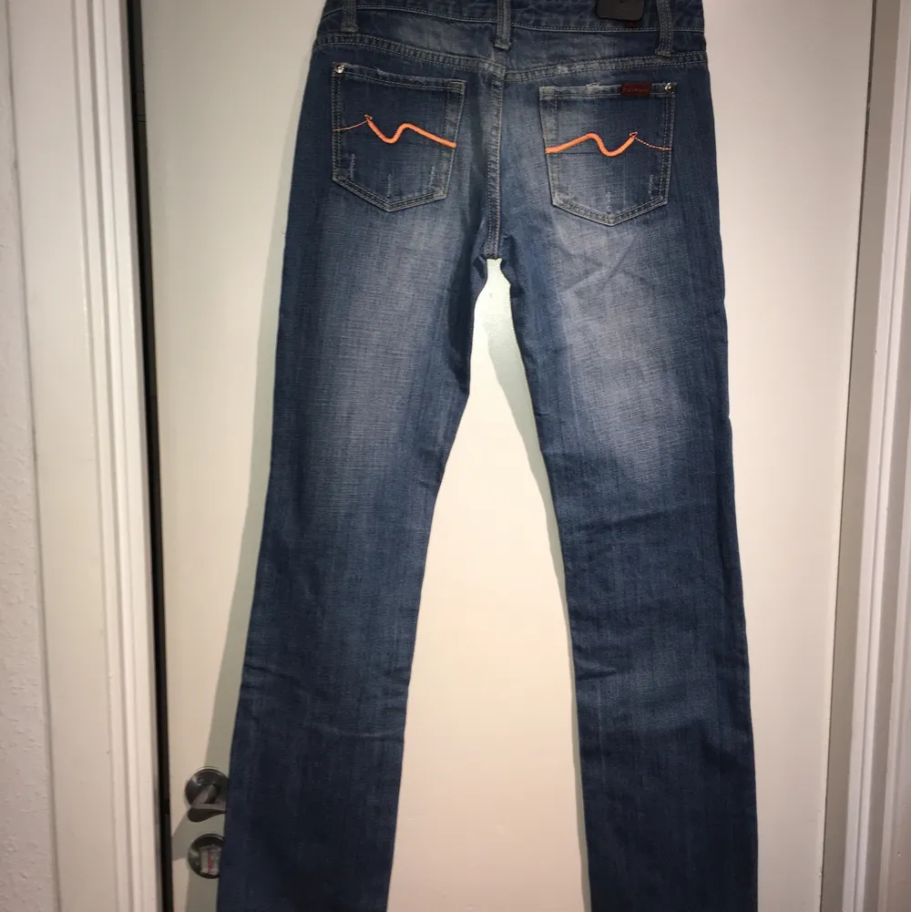 Lågmidgade, lite grann vida jeans från 7 For All Mankind, köpta begagnade. Fortfarande i bra skick. Innerbenslängden är ca 80 cm, midjan 78 cm och benbredden 36 cm. . Jeans & Byxor.