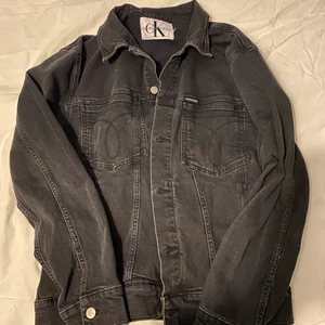 Calvin Klein Jeans - en snygg jeans jacka för både tjej och kille, inprincip helt ny och inga komplingationer🤩🤩