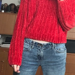 Stickad  - Röd stickad köpt för några år sen men i mycket bra skick! 