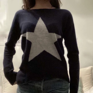 Hunkydory tröja  - Jätte fin trendig långärmad tröja från hunkydory i marinblå. Finns ej kvar på hemsida ❤️ Materialet ser man på sista bilden!