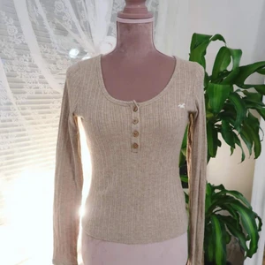 Hollister Top - En skön simpel top från Hollister I storleken S. Är I fint skick!