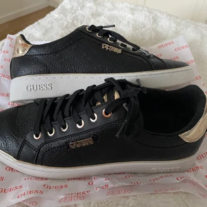 Guess skor - Guess skor, använda en gång. Jätte fina och jätte bekväma. Köpa för 900 kr men säljer för 500. Använda en gång för att dem vart för små. Ni står för frakten.❤️