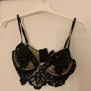 Bh/topp - Helt ny Bh/topp från märket For Love and Lemons. Endast testad. Står ingen storlek, men passar en med mindre byst. 