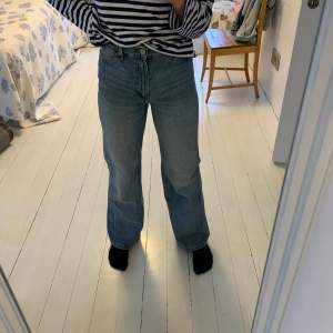 Säljer wide leg jeans från monki. Byxorna är tyvärr för små för mig men i bra skick. Midjemått 70. Innerbenslängd 77. Hör av dig om du vill se fler bilder. 