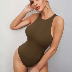 Brun body  - Oanvänd endast testad 1 gång. Passar en strl M. Köpare står för frakt! 