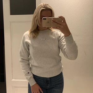 Champion sweatshirt - Champion sweatshirt i XS.  Använd ett fåtal gånger, ca 4-5 ggr Original pris 579 kr Är XS men passar S-M