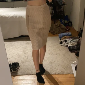 Kjol - Det är storlek L men sitter som en S möjligtvis M, passar mig som har S super bra 