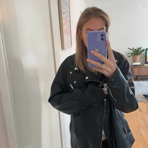 Svart skinnjacka - Svart snygg oversize läderjacka från H&M manavdeöning. Storlek M. 