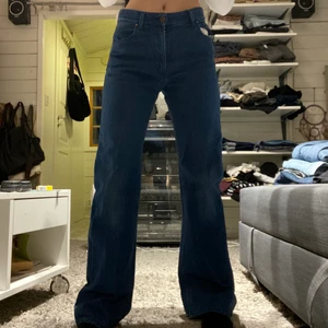 WHYRED jeans - Jeans från Whyred i superfin blå färg😙 sjukt sköna och snygga, men de kommer inte till användning tyvärr:/ skulle säga Strl M, eller kanske Strl 36