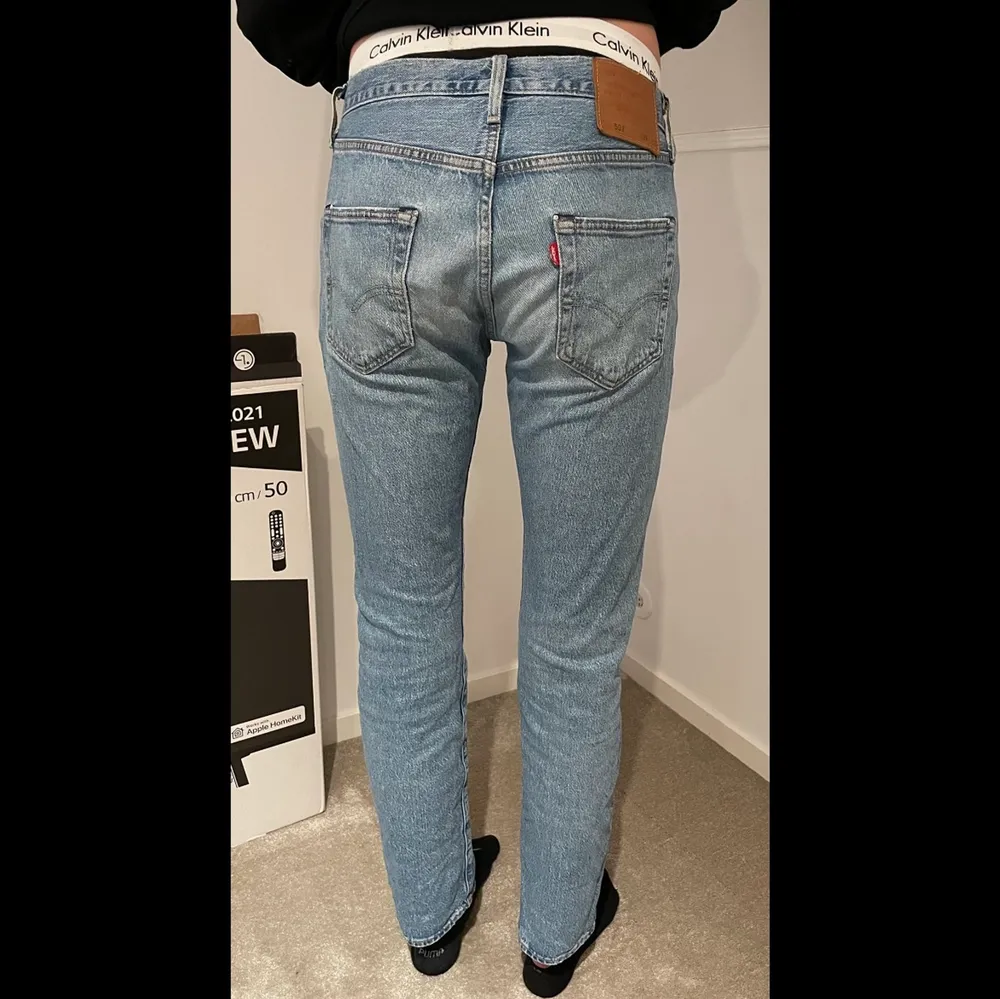 Jeans från Levis modellen 501. Storlek W29 L32. Sparsamt använda och i fint skick:) nypris: ca 1100kr . Jeans & Byxor.
