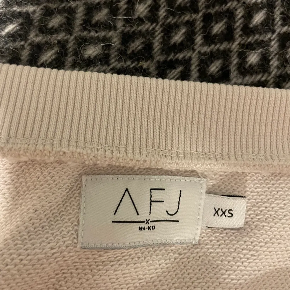 Säljer denna tröjan från AFJ:s kollektion för NAKD, använd fåtal gånger!. Tröjor & Koftor.