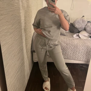 Mango set - Använd en gång . En svart ljus prick på ärmen som jag ej lagt märke till, vet ej vart den kom ifrån då den är som ny. Tjockt material i GråBlå. Från mango. Tröja xs byxa S. 140 för båda plus frakt 66