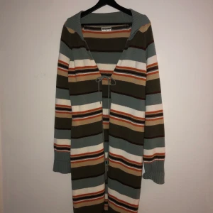 Lång randig cardigan  - Snygg randig cardigan med knytband fram (från 90-talet). ”Matilda Djerf wibe”. Storlek xl men skulle säga att den passar bäst på en M-L då den är mindre i storleken. 