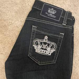 Säljer mina sjukt snygga victoria beckham jeans!🤍        De är lite mer mörkblåa än vad som framgår i bilden.  Midjemåttet är ca 77 cm, och innerbensmåttet är ca 88 cm. De är lite långa på mig som är 162, passar nog bättre på någon längre!🌟 Köp direkt för 450kr + frakt💖