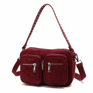 Väska  - Röd väska från Noella i modellen Celina. Som ny. Nypris: 699kr. Kan mötas upp i Jönköping eller Vaggeryd annars tillkommer fraktkostnad🤍 