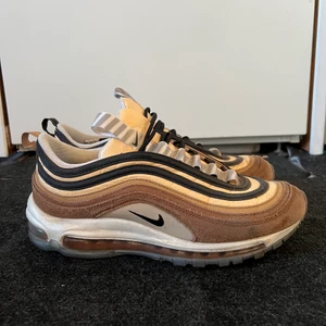 Nike air Max 97  - Brun, beige, vit, svarta Nike air Max 97 som är köpta förra året. Skorna är knappt använda och därför är de i bra skick. Köparen får betala frakten! Annat pris kan diskuteras!