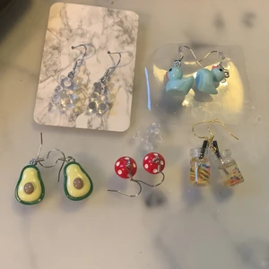 Örhängen  - Säljer nyckel fria örhängen säg vilken du vill ha om du vill köpa ankorna finns även i vit o rosa 13kr st :)