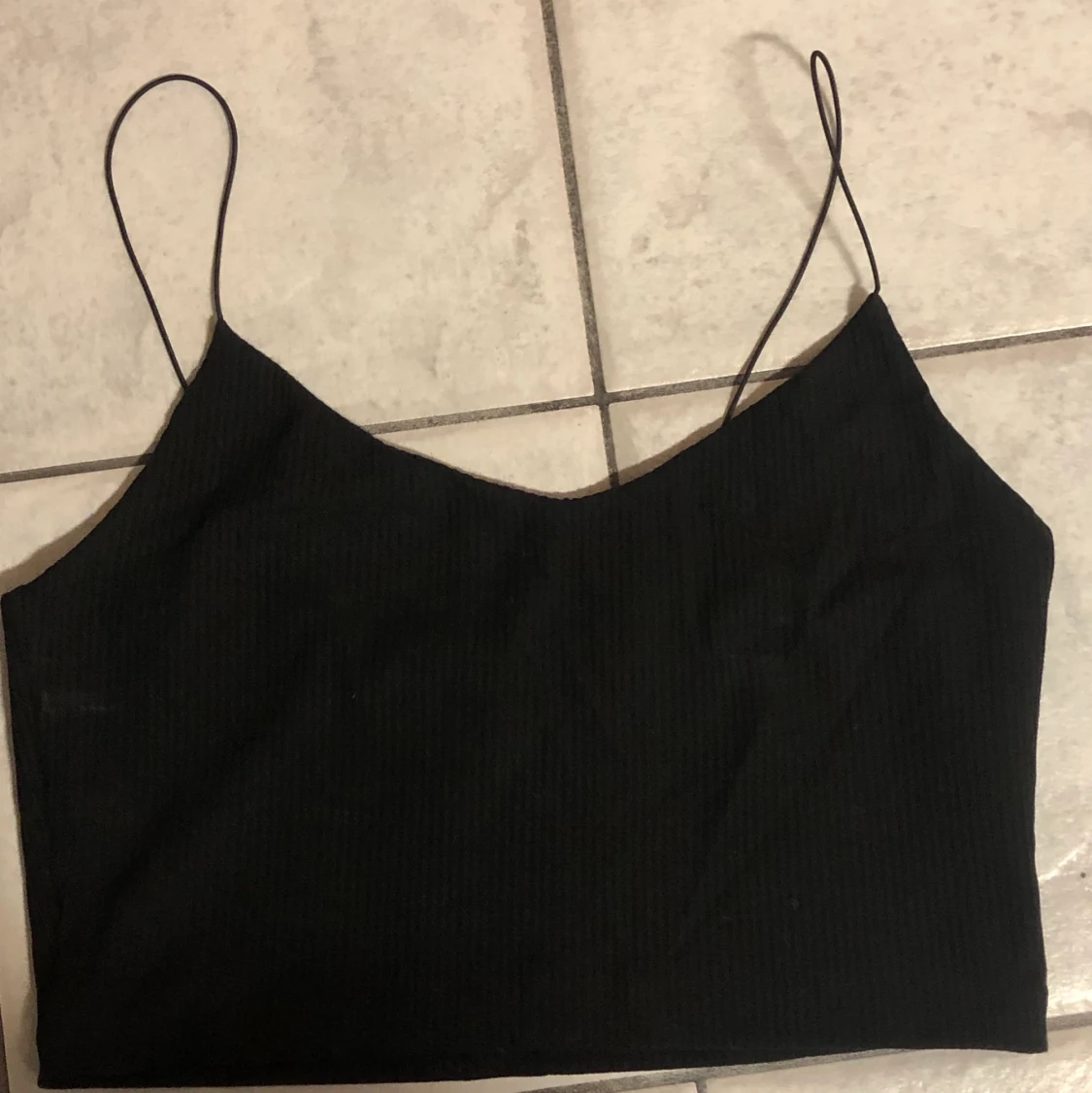 Svart croptop från Weekday  - 90