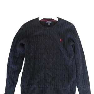 Polo Ralph lauren tröja - Väldigt fin och sparsamt använd polo Ralph lauren tröja. Tvättad Max 1 gång. Storlek 14/16 år. 