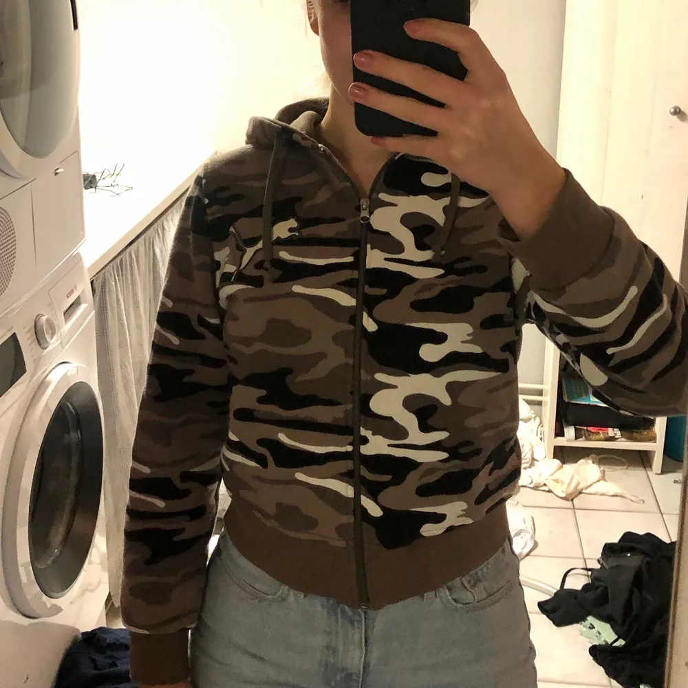 Camouflage Puma cropped zip-up hoodie, det står XL men den passar som S. Hoodies.