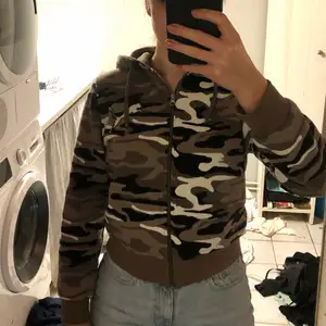Camouflage Puma cropped zip-up hoodie, det står XL men den passar som S