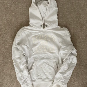 Hoddie - Jättefin vit hoddie! Använd mycket men är hel! Super fin till allt!