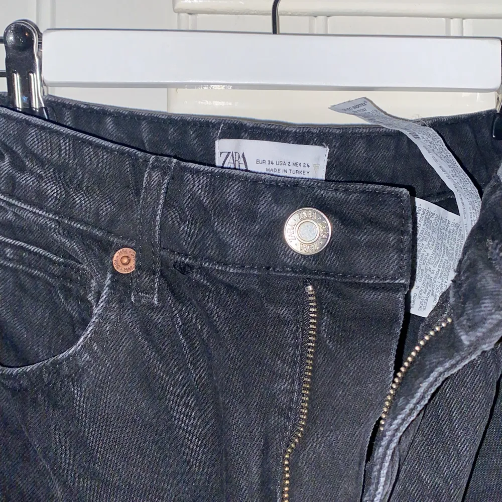 Ett par grå/svarta jeans i storlek 34 från zara, byxorna är helt oanvända men säljer pga för små, de är i 