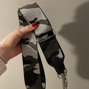 Väsk band  - Säljer detta as fina väsk band man kan ha till sin axelremsväska, det är i nyskick och knappt använt. Frakten är 53kr. Längden är justerbar. Postbevis samt gåva ingår alltid 🤍