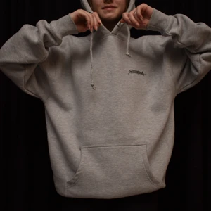 Grå hoodie - Fet grå hoodie med najs passform. Perfekt för dig som letar efter något varmt, oversize och snyggt. Extremt skön material. Använd en gång. Kan fraktas. 