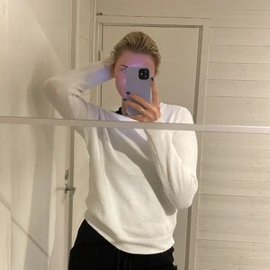 Stickad tröja vit  - Fin vit stickad tröja passar perfekt till jeans 