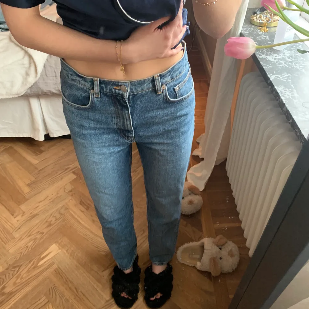 Snygga och trendiga jeans från Arket som är långa och raka i benen. . Jeans & Byxor.