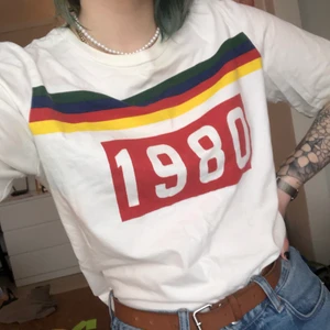1980 t-shirt  - säljer denna t-shirt då den ej kommit till användning på ett tag💕 jätteskönt material och i bra skick! den är storlek xs-s men den passar på mig som brukar ha M i tröjor!