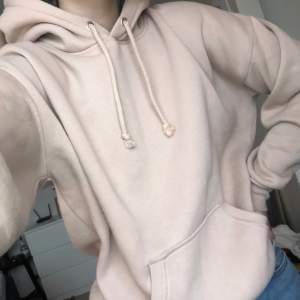 säljer min jättesköna beiga hoodie då den ej kommer till användning längre💕 den är i bra skick! storlek S men passar mig som brukar ha M i tröjor!
