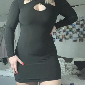 svart klänning  - Jättefin svart klänning med utskärningar vid bysten som gör den unik❤️