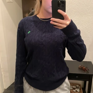 Abercrombie sweatshirt  - Storlek S. Mörkblå med grön logga. Unisex 