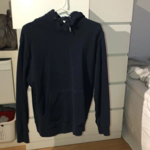 Hoodie - En blå hoodie som är stolek M men passa som s