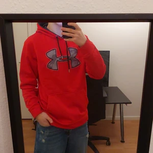 Under Armour - Denna röda Under Armour hoodie är en huvtröja som jag tyvärr inte använder mig av längre. Den är i bra skick och om du letar efter en varm, snygg och mysig hoodie så har du absolut kommit rätt.